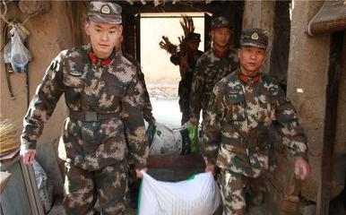 扶貧日前夕農(nóng)家小院里來(lái)了一群&ldquo;兵娃兒&rdquo;